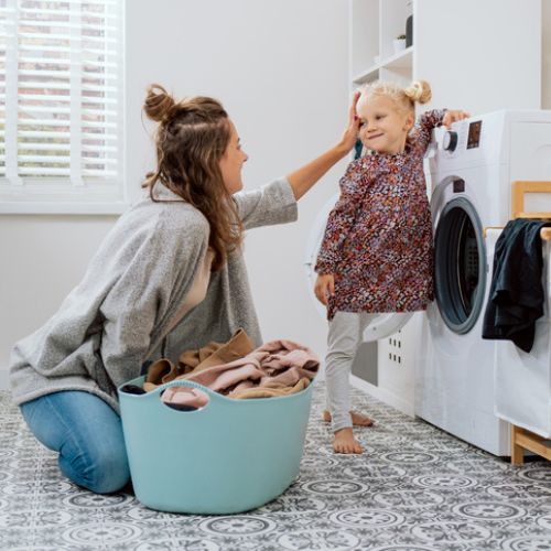 Blogbeitrag-Bild Mutter und Tochter machen gemeinsam die Wäsche.